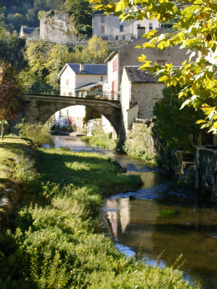 Vue du villge riviére Le Gijou - Lacaze