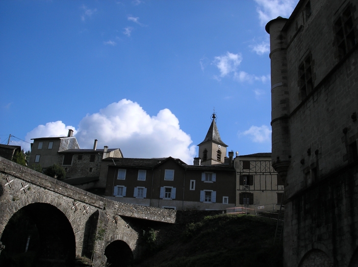 Une partie du pont - le clocher de l'église - une tour du château . - Lacaze