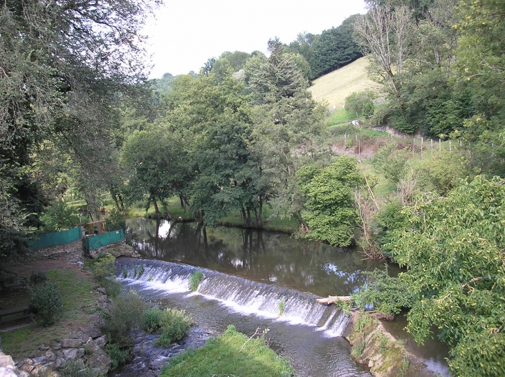 Le Gijou à Lacaze, rivière à truites dans un écrin de verdure .