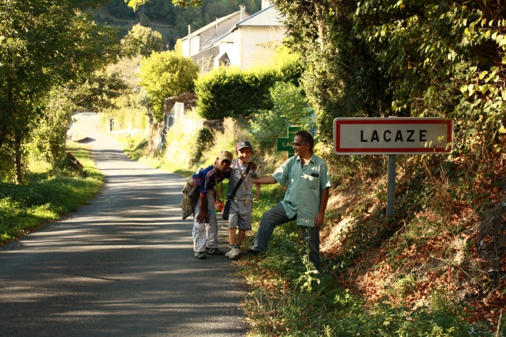 A l'entrée du village - Lacaze