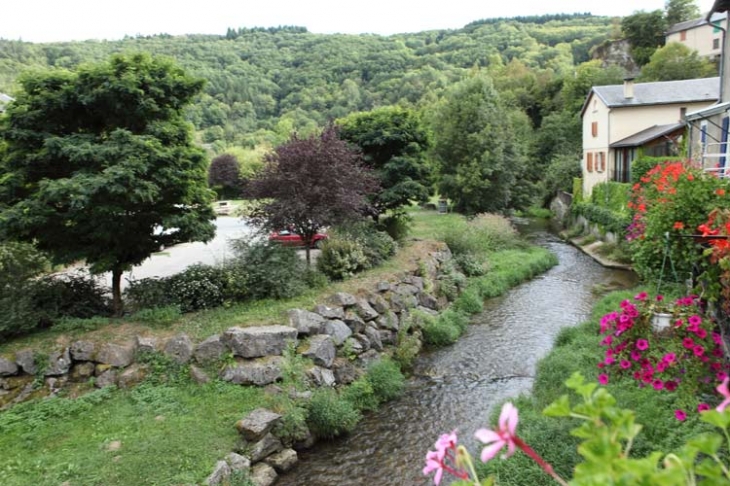 Vue sur les maisons et la rivière Le Gijou - Lacaze