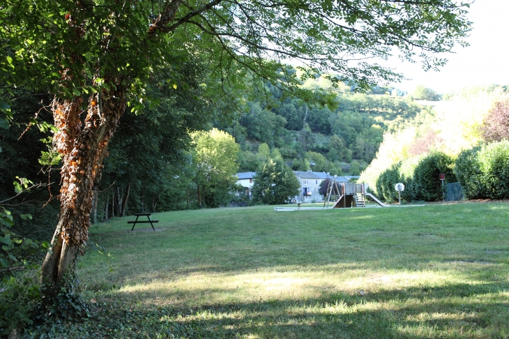 La prairie entre le camping et la rivière Le Gijou - Lacaze