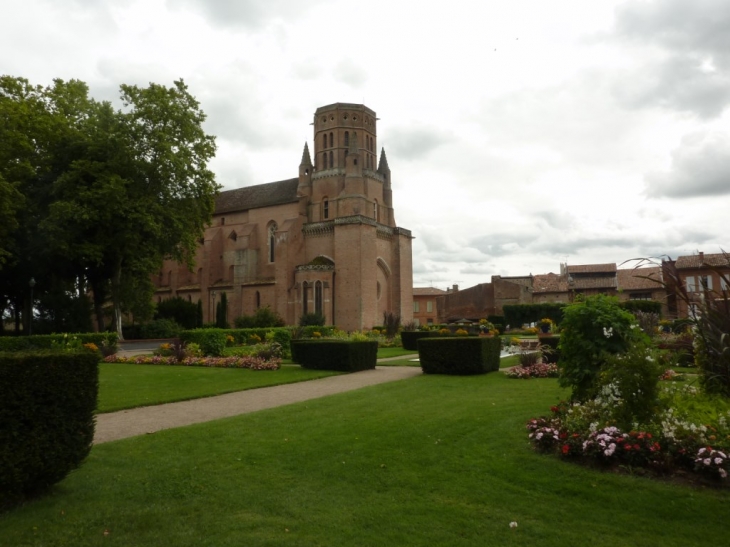 Jardin et cathédrale St Alain XIIIème - Lavaur