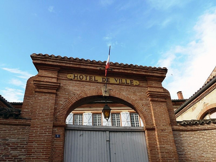 L'entrée de l'hôtel de ville - Lavaur