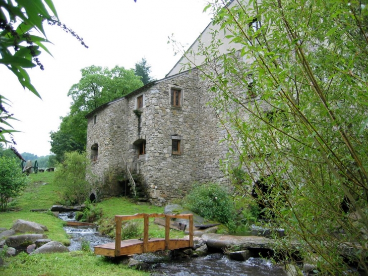 Moulin de Record - Gites de pêche & Chambre d'hôtes - Visite du Moulin - Buvette d'été - Le Bez