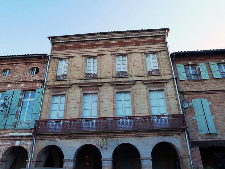 Maisons sur la place - Lisle-sur-Tarn