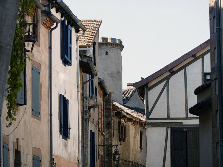Une rue du village - Monestiés