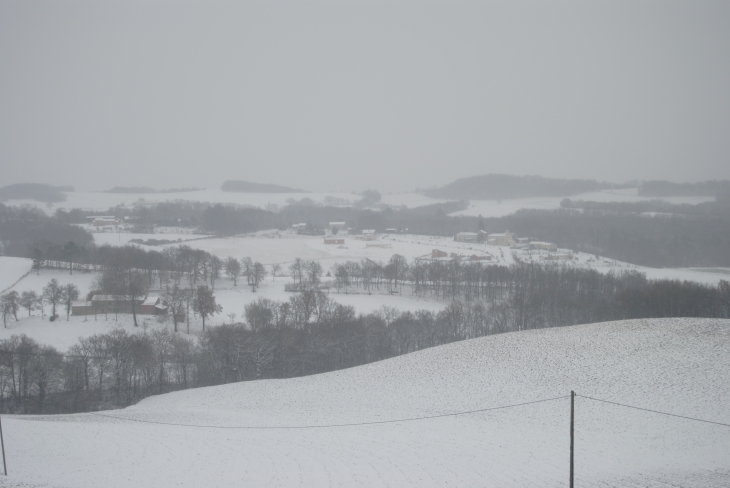 Vue du village sous la neige .  photo prise de jourde haut . - Moulayrès