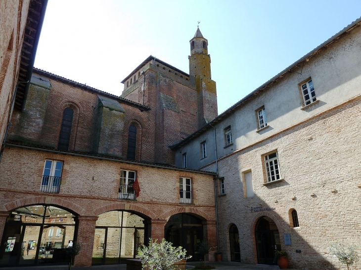 Dans la cour de l'hôtel de ville - Rabastens