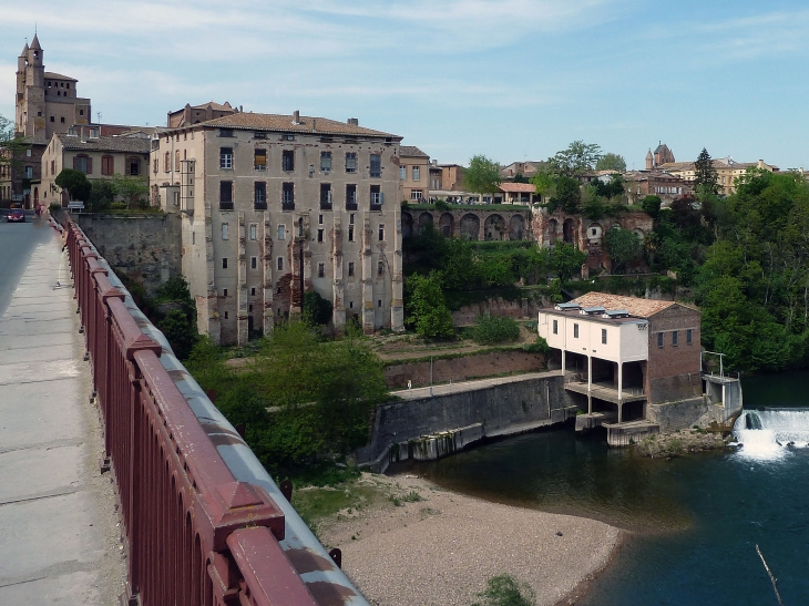 La ville vue du pont sur le Tarn - Rabastens