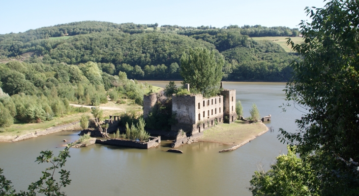 Ruines du chateau-de-granval-au-barrage-de-razisse - Teillet