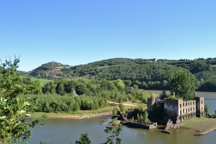 Ruines du chateau-de-granval-au-barrage-de-razisse - Teillet