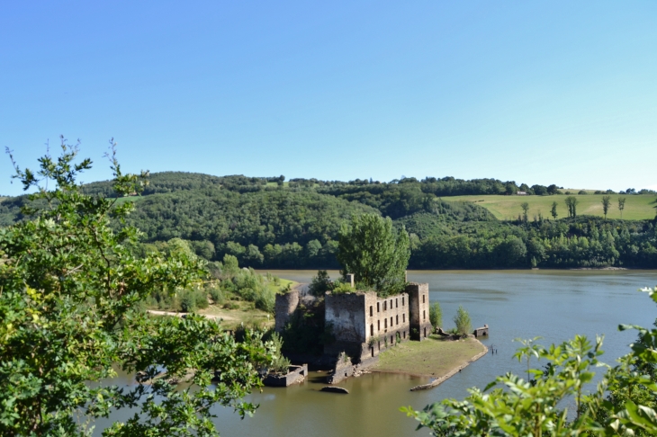 Ruines du chateau-de-granval-au-barrage-de-razisse - Teillet