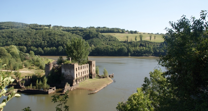 Ruines du chateau-de-granval-au-barrage-de-razisse - Teillet