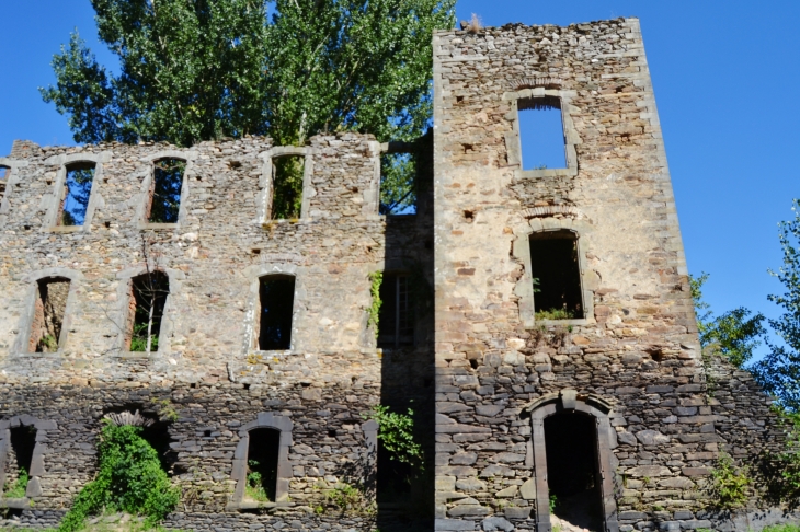 Ruines du chateau-de-granval-au-barrage-de-razisse - Teillet