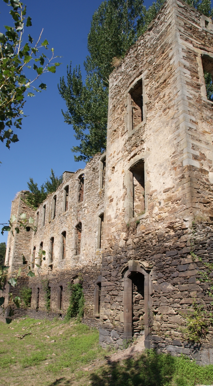 Ruines du chateau-de-granval-au-barrage-de-razisse - Teillet