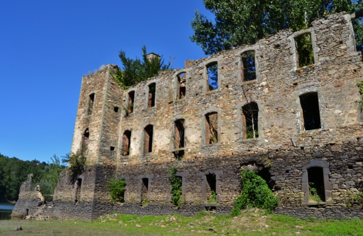 Ruines du chateau-de-granval-au-barrage-de-razisse - Teillet