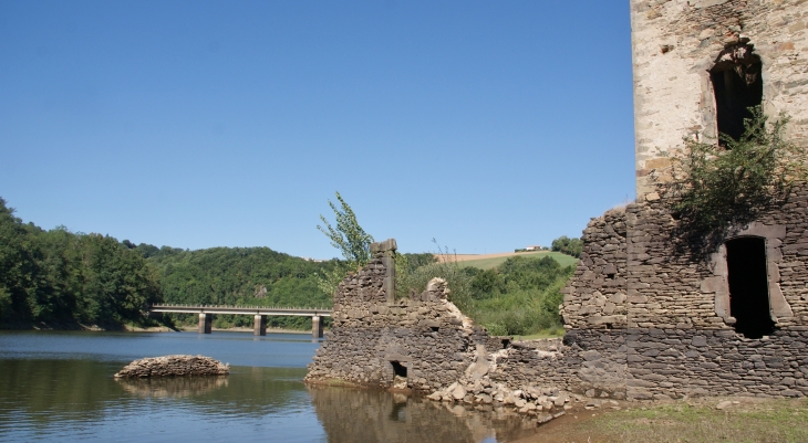 Ruines du chateau-de-granval-au-barrage-de-razisse - Teillet