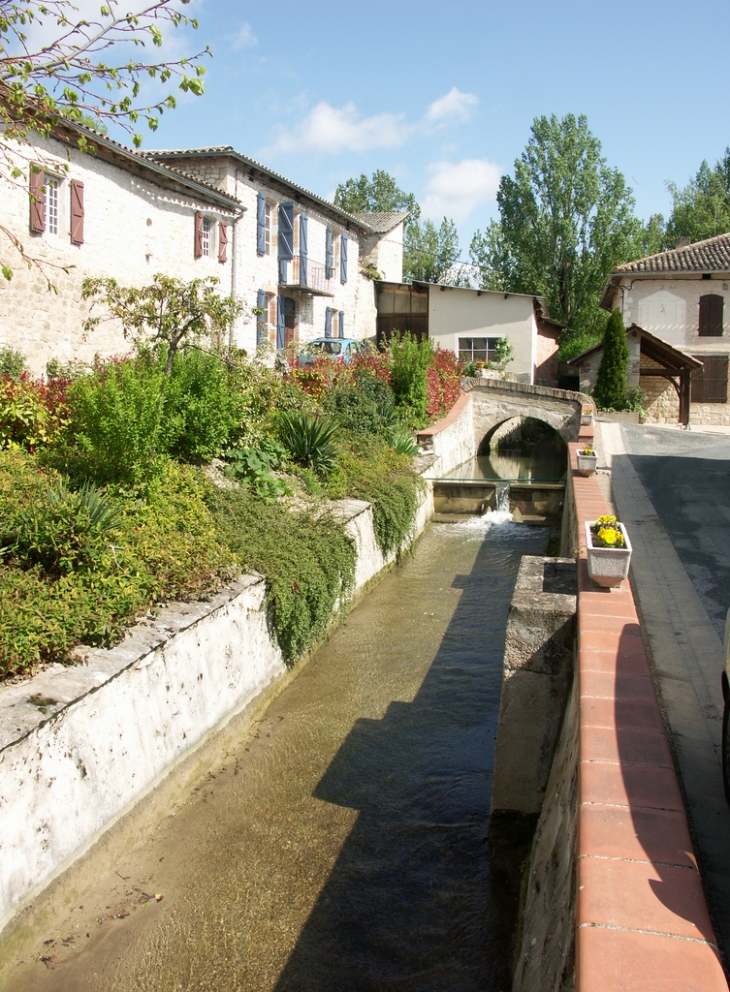 La Sesquière près de la Mairie - Vieux