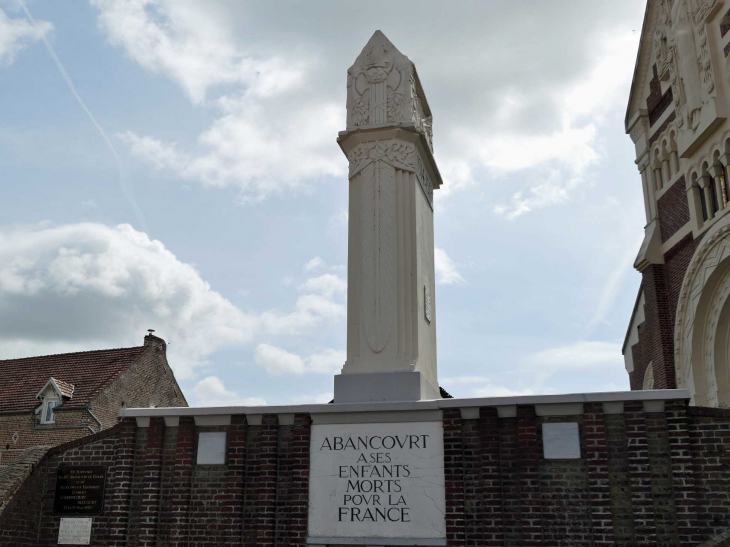 Le monument aux morts devant l'église - Abancourt