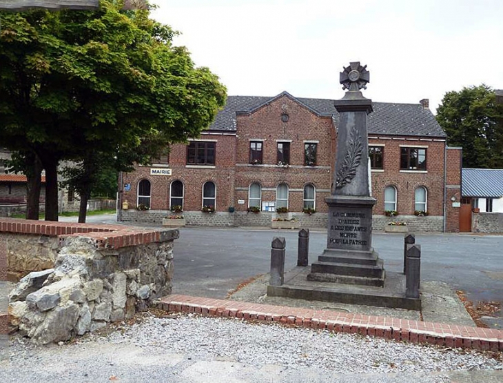 La mairie et le monument aux morts - Aibes