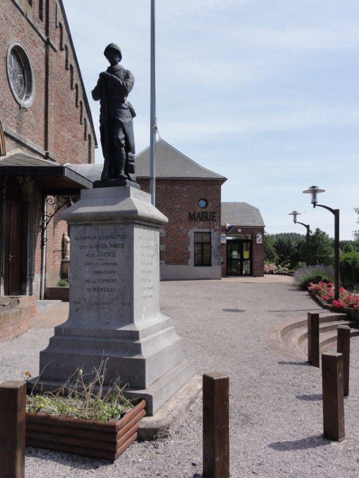 Amfroipret (59144) monument aux morts devant la mairie