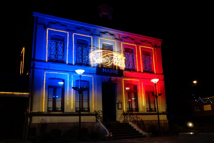 Hôtel de ville avec décorations de fin d'année. - Attiches