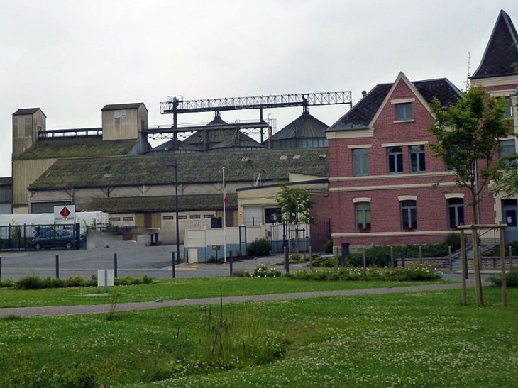 La mairie et l'usine - Aubencheul-au-Bac