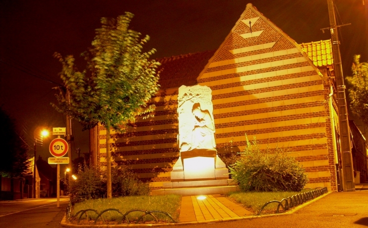 Monument aux morts Ennetières - by night - Avelin