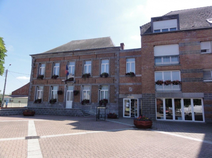 Avesnelles (59440) la mairie