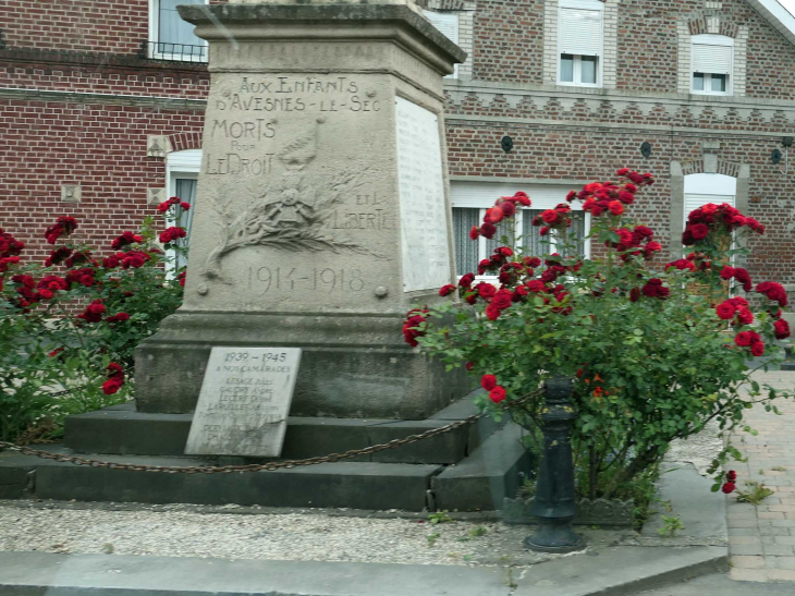 Le monument aux morts - Avesnes-le-Sec