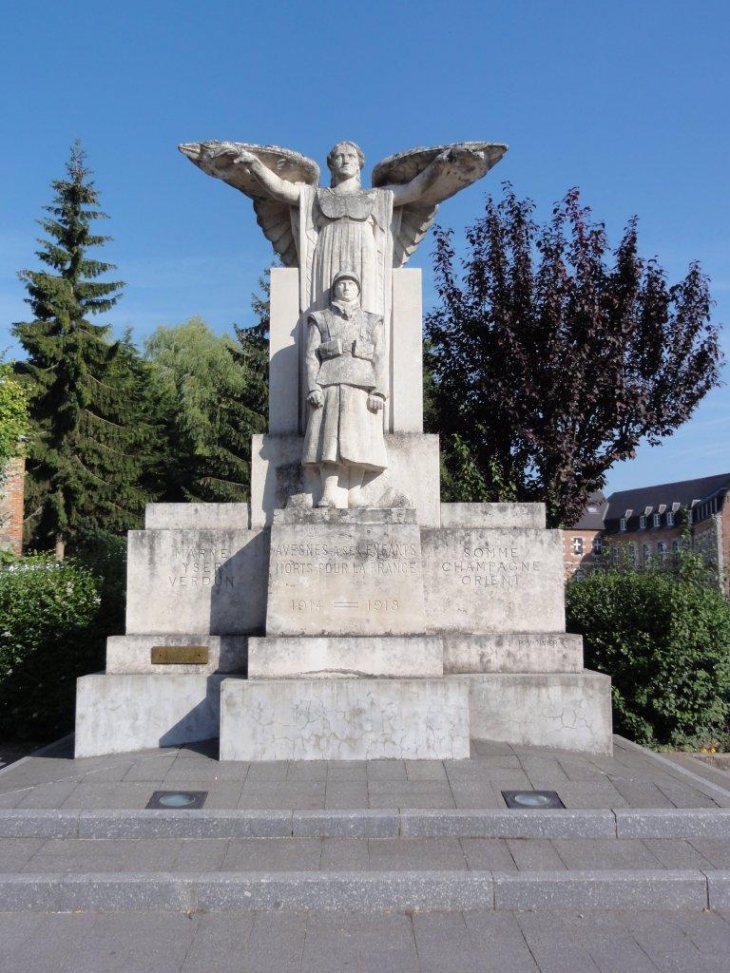 Avesnes-sur-Helpe (59440) monument aux morts