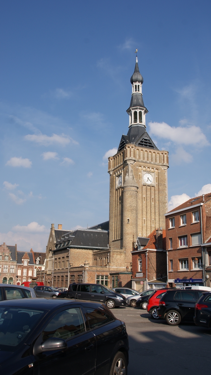 Hotel de Ville du 12 Em Siècle  et son Beffroi qui culmine a 62 Mètres et  son carillon qui compte 35 cloches  - Bailleul