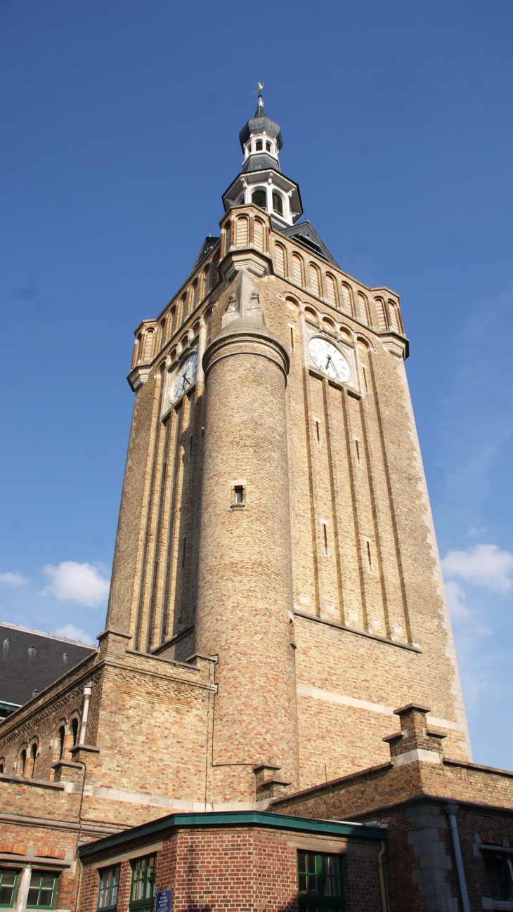 Hotel de Ville du 12 Em Siècle  et son Beffroi qui culmine a 62 Mètres et  son carillon qui compte 35 cloches  - Bailleul