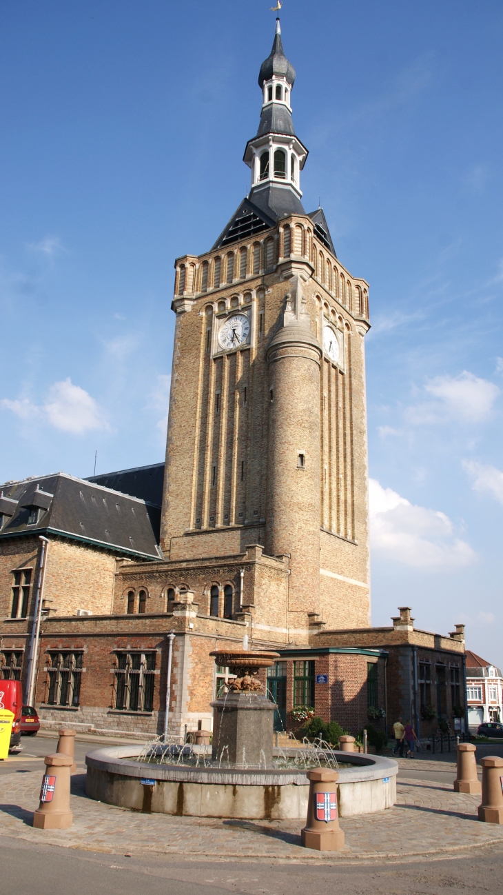 Hotel de Ville du 12 Em Siècle  et son Beffroi qui culmine a 62 Mètres et  son carillon qui compte 35 cloches  - Bailleul