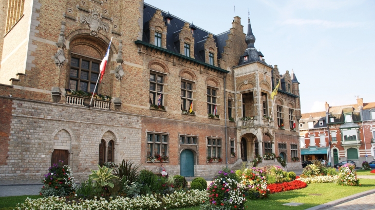 Hotel de Ville du 12 Em Siècle  et son Beffroi qui culmine a 62 Mètres et  son carillon qui compte 35 cloches  - Bailleul