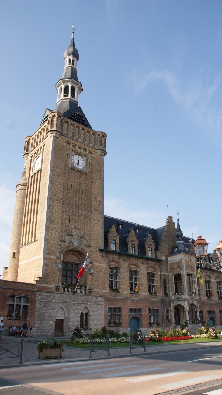 Hotel de Ville du 12 Em Siècle  et son Beffroi qui culmine a 62 Mètres et  son carillon qui compte 35 cloches  - Bailleul