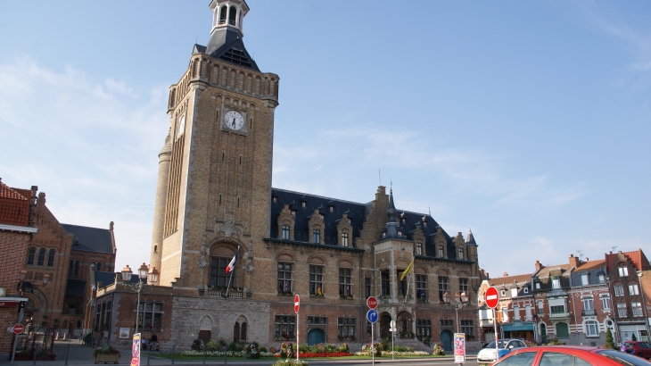 Hotel de Ville du 12 Em Siècle  et son Beffroi qui culmine a 62 Mètres et  son carillon qui compte 35 cloches  - Bailleul