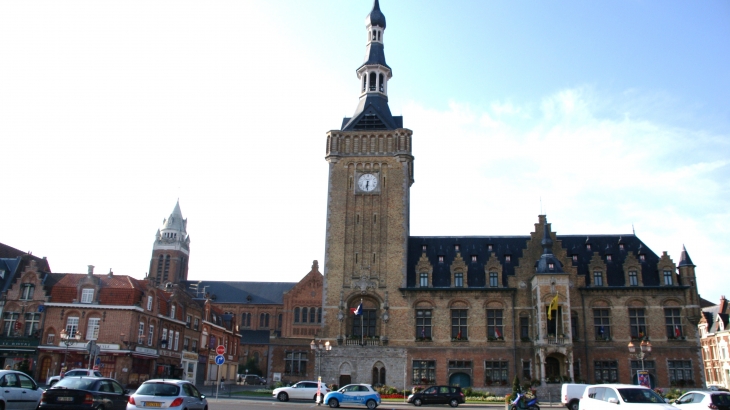 Hotel de Ville du 12 Em Siècle  et son Beffroi qui culmine a 62 Mètres et  son carillon qui compte 35 cloches  - Bailleul