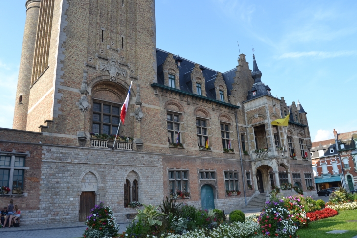 Hotel de Ville du 12 Em Siècle  et son Beffroi qui culmine a 62 Mètres et  son carillon qui compte 35 cloches  - Bailleul