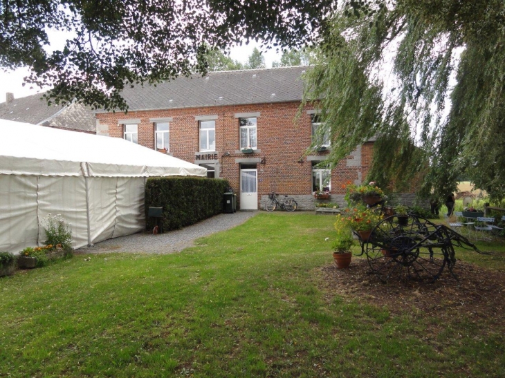 Baives (59132) la mairie, avec tente pour la brocante de Baives