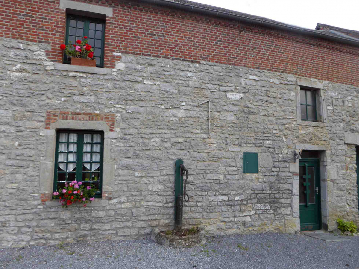 Maison du village avec pompe à eau - Baives