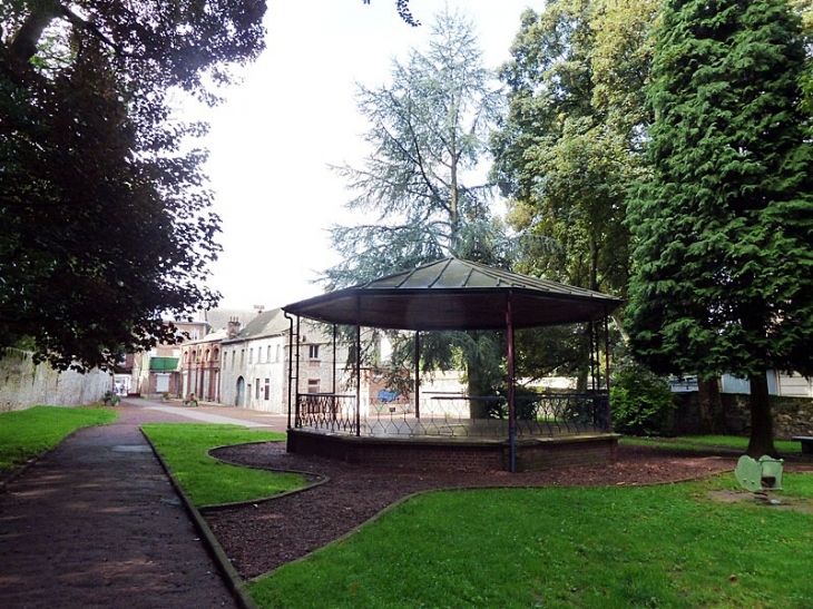 Kiosque à musique dans le parc - Bavay