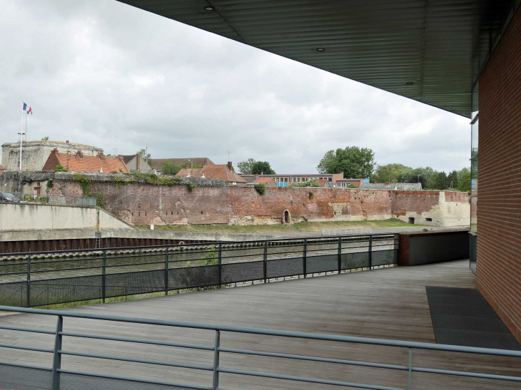 La terrasse de la médiathèque au bord de l'Escaut - Bouchain