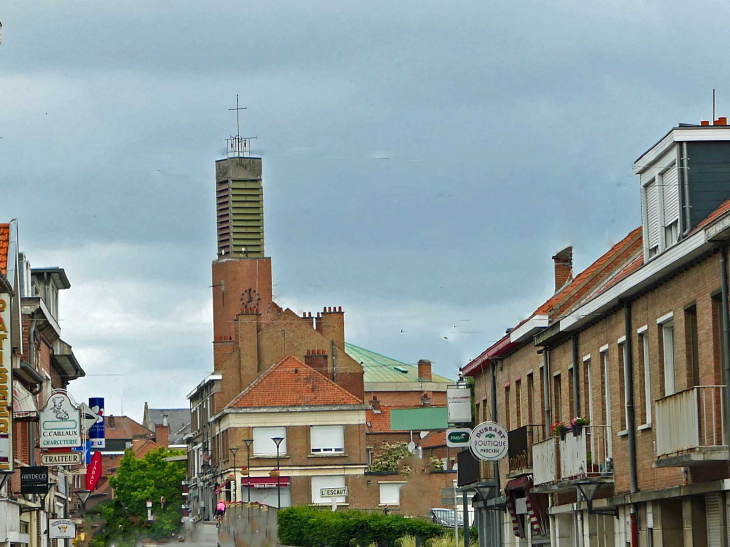 L'église de la ville haute vue de la ville basse - Bouchain