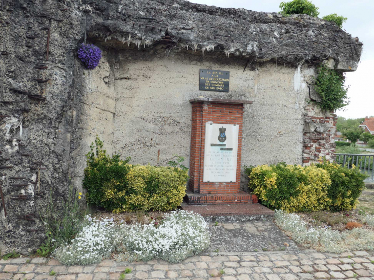 Le monument aux morts sur le rempart - Bouchain