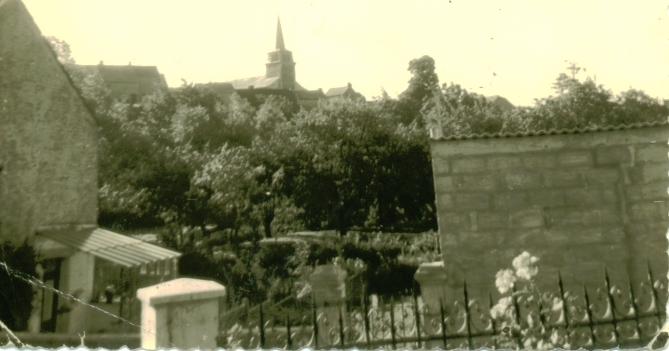 Vue de la terrasse sur l'église entre 1960 et 1970 - Bousignies-sur-Roc