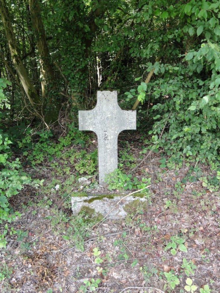 Bousignies-sur-Roc (59149) croix près du mémorial RAF