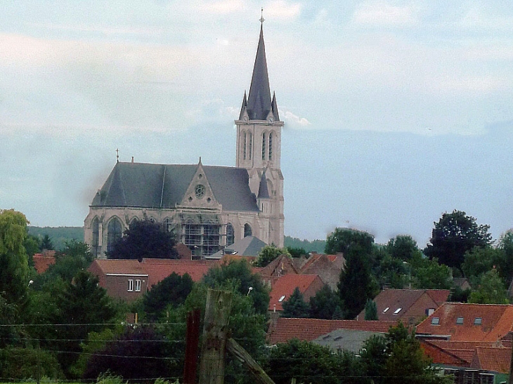 L'église vue de loin - Bouvines