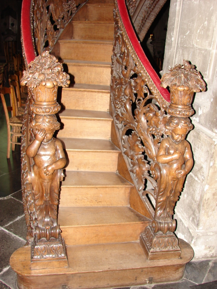 Angelots faisant le signe de croix au pied de l'escalier accédant à la Chaire - Cambrai